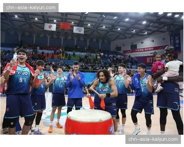 宁波町渥外援在比赛中意外滑倒受伤，被担架抬离出场